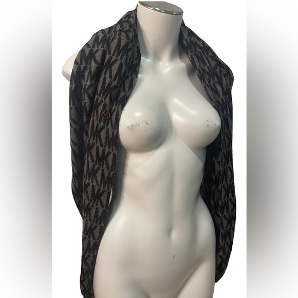 Michael kors logo”MK” blank and gray large scarf - Picture 8 of 12